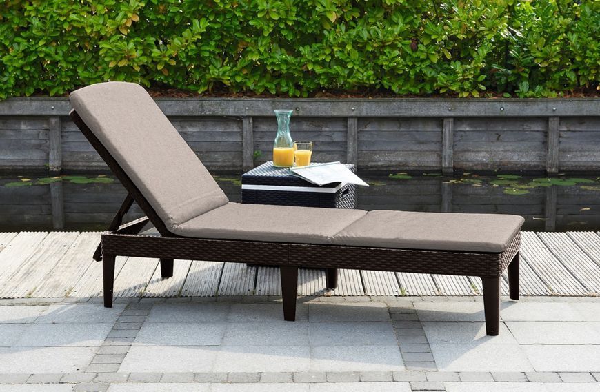 Шезлонг пластиковый Keter Jaipur Sun lounger, виски коричневый 897959401 фото